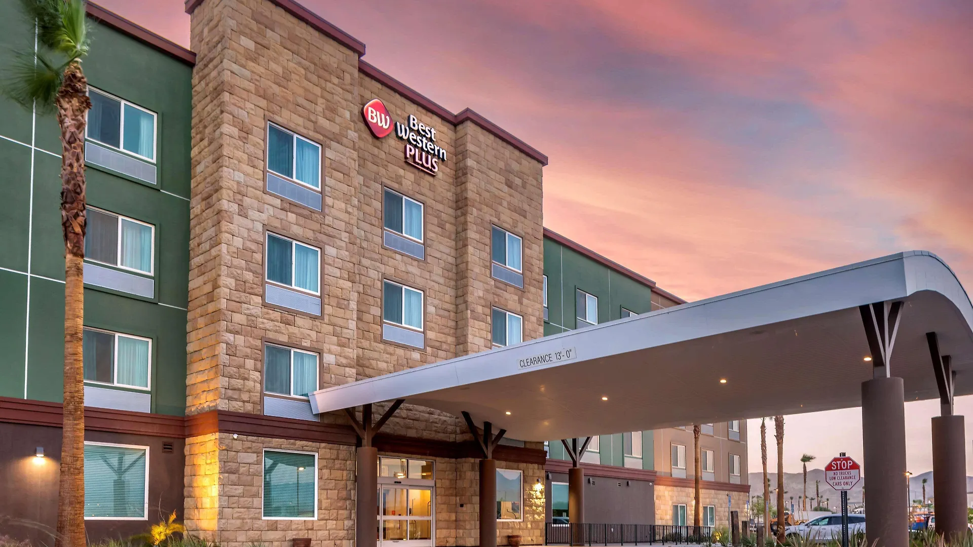 Staying Near Bloch Cancer Survivors Park: 5 Budget Hotels Compared