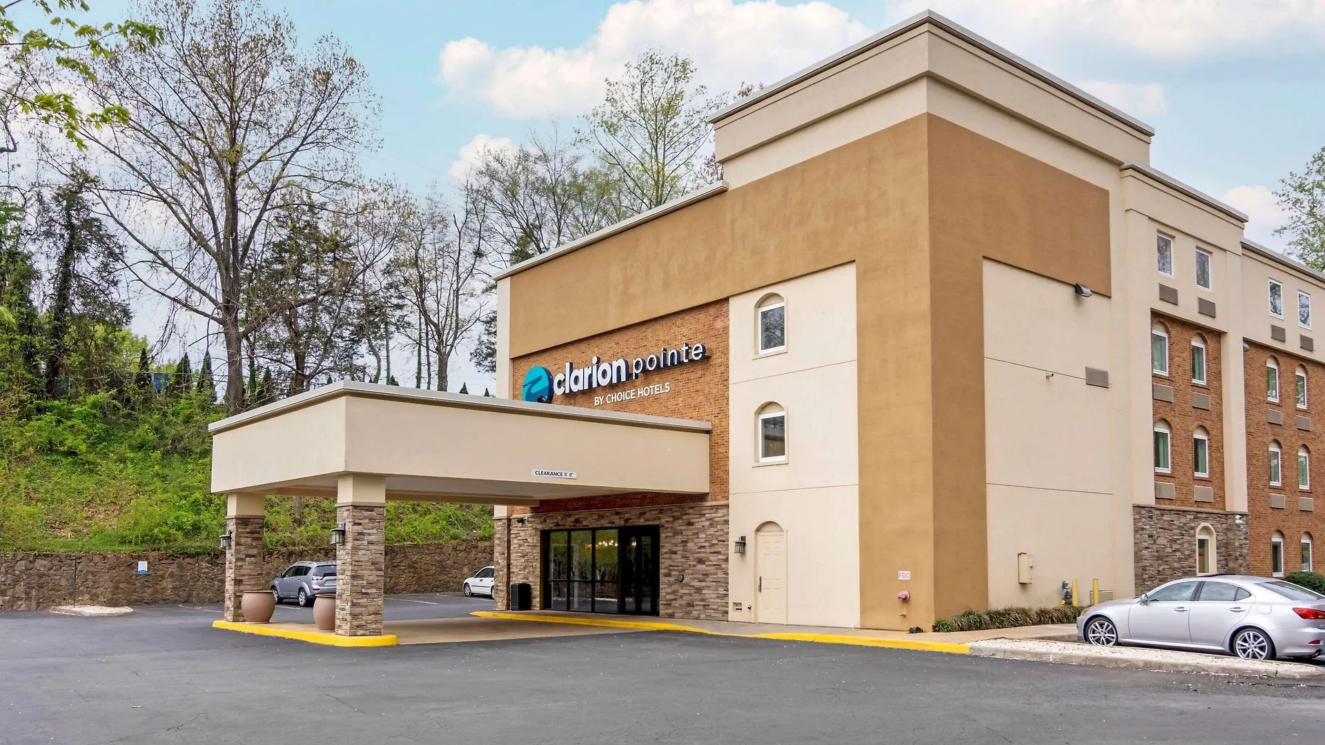 Staying Near Leander McCormick Observatory: 5 Hotels Compared