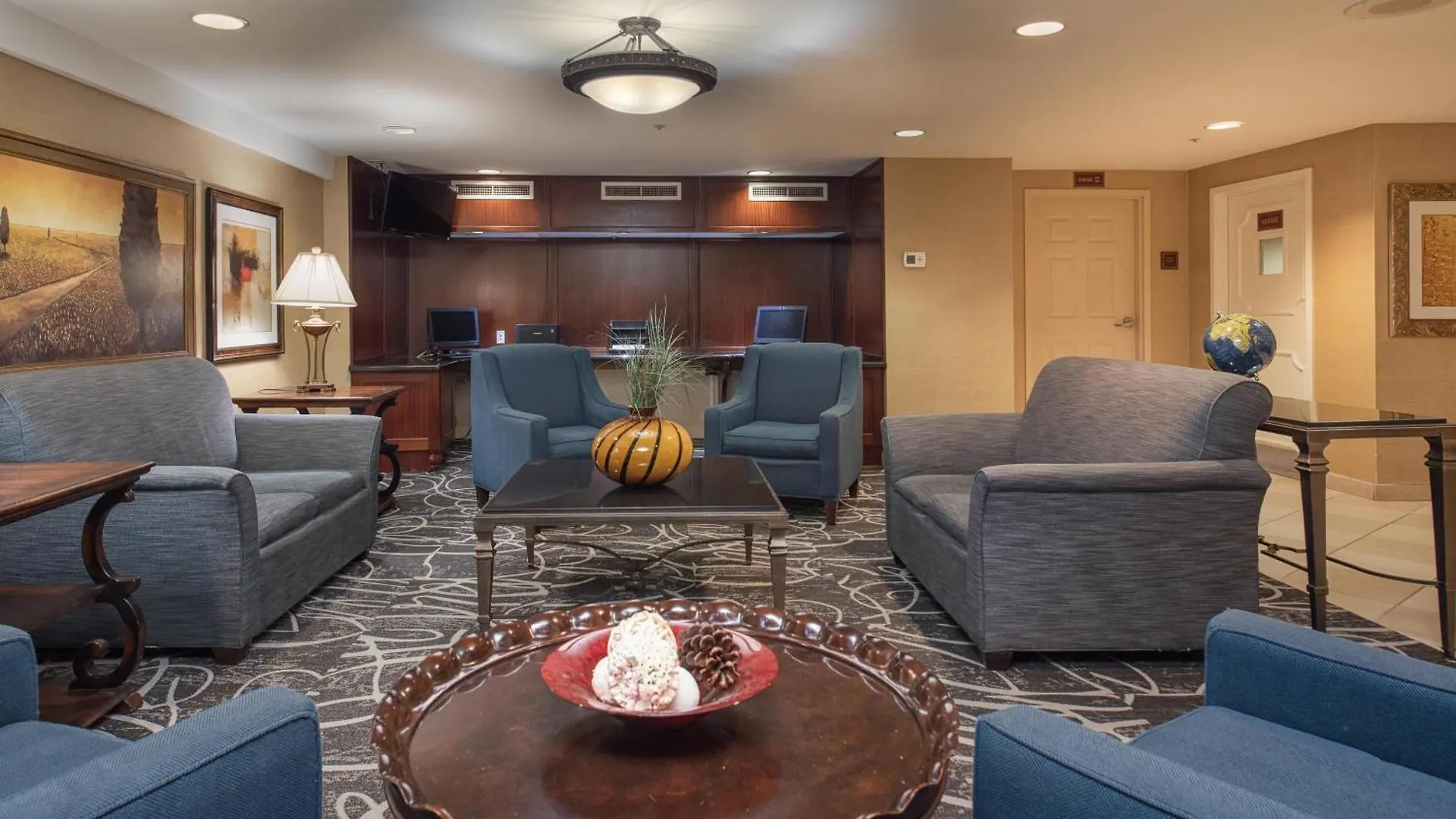 Staying Near National Archives Research Center: 8 Airport Hotels Compared