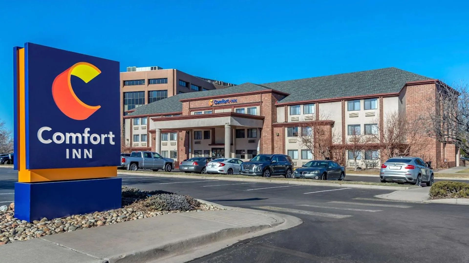 4 Design Hotels Near Mizel Museum of Judaica Worth Booking