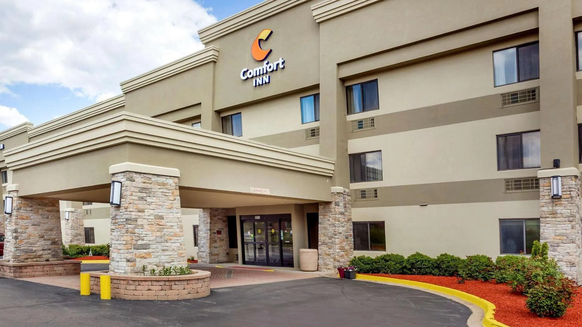 5 Business Hotels Near Golf Point Plaza That Deliver