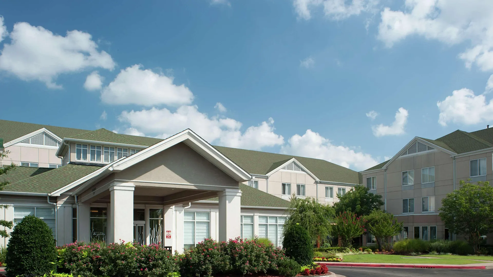 4 Smart Design Hotels Near Linnaeus Teaching Gardens Worth Booking