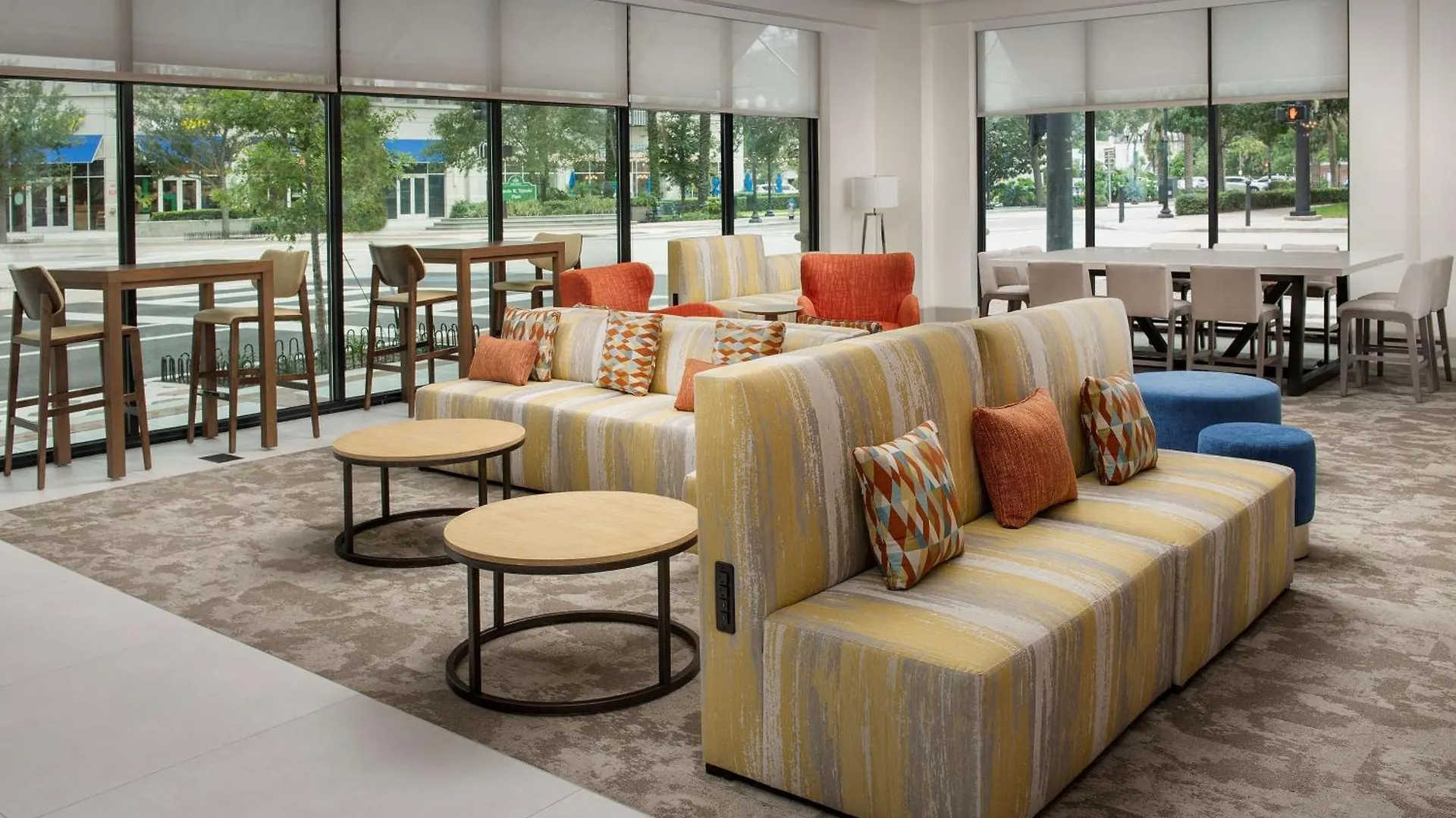 4 Business Hotels Close to Hollie Anna Shopping Center