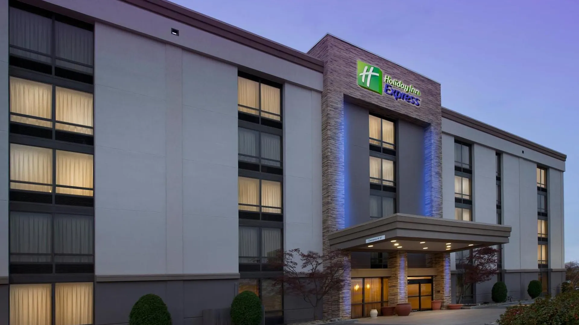 4 Business Hotels Near Chevalier Theatre for Work Stays