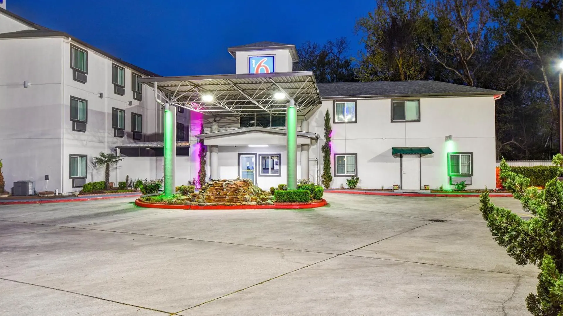 4 Golf Hotels Near Deerbrook for Easy Houston Access