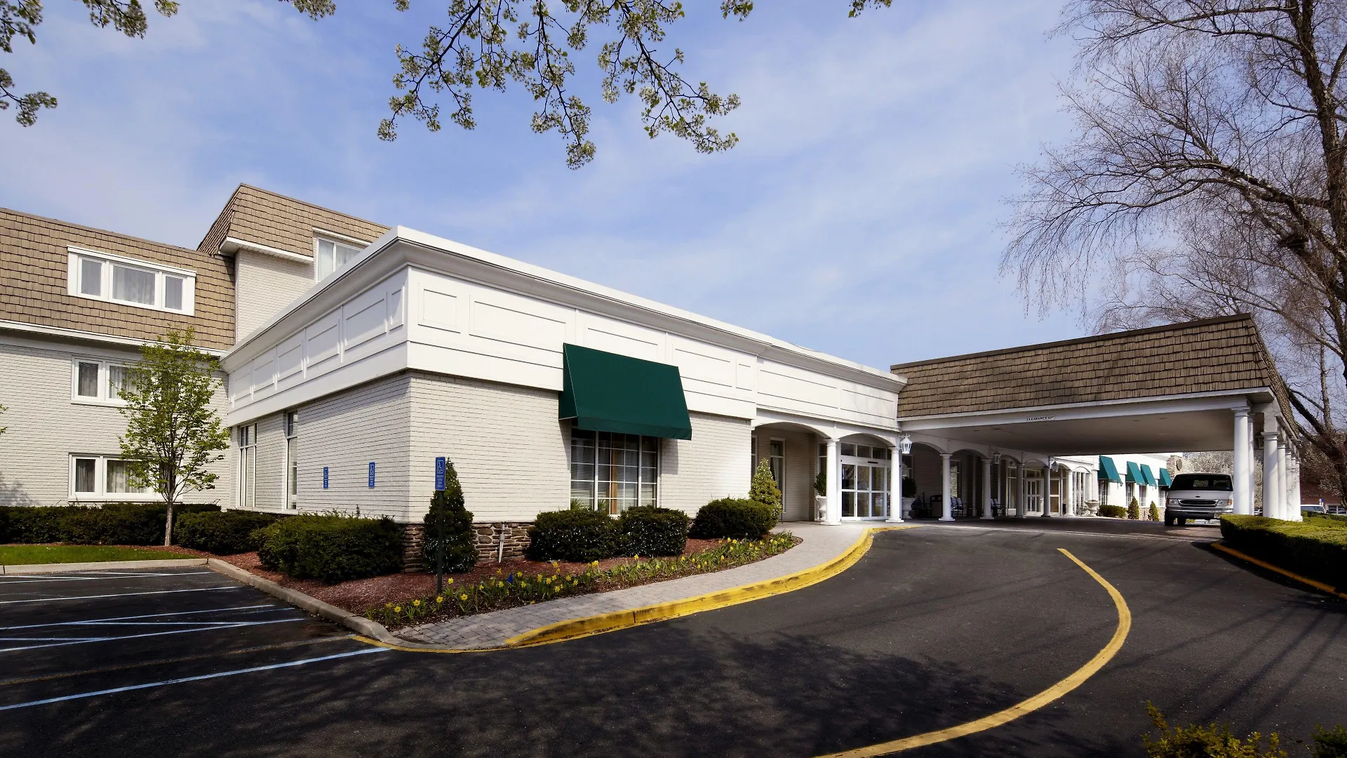 Staying Near J Hood Wright Park: 4 Three-Star Hotels Compared