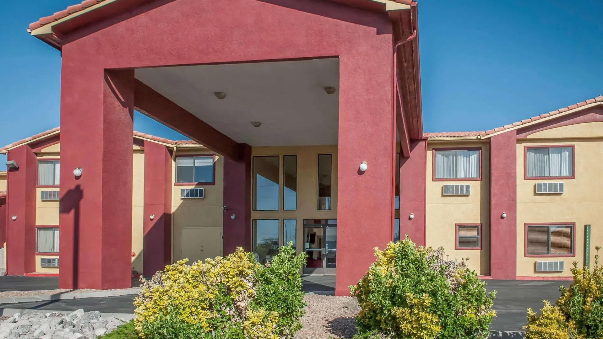 4 Couple-Friendly Hotels Near Cottonwood Mall Worth Booking