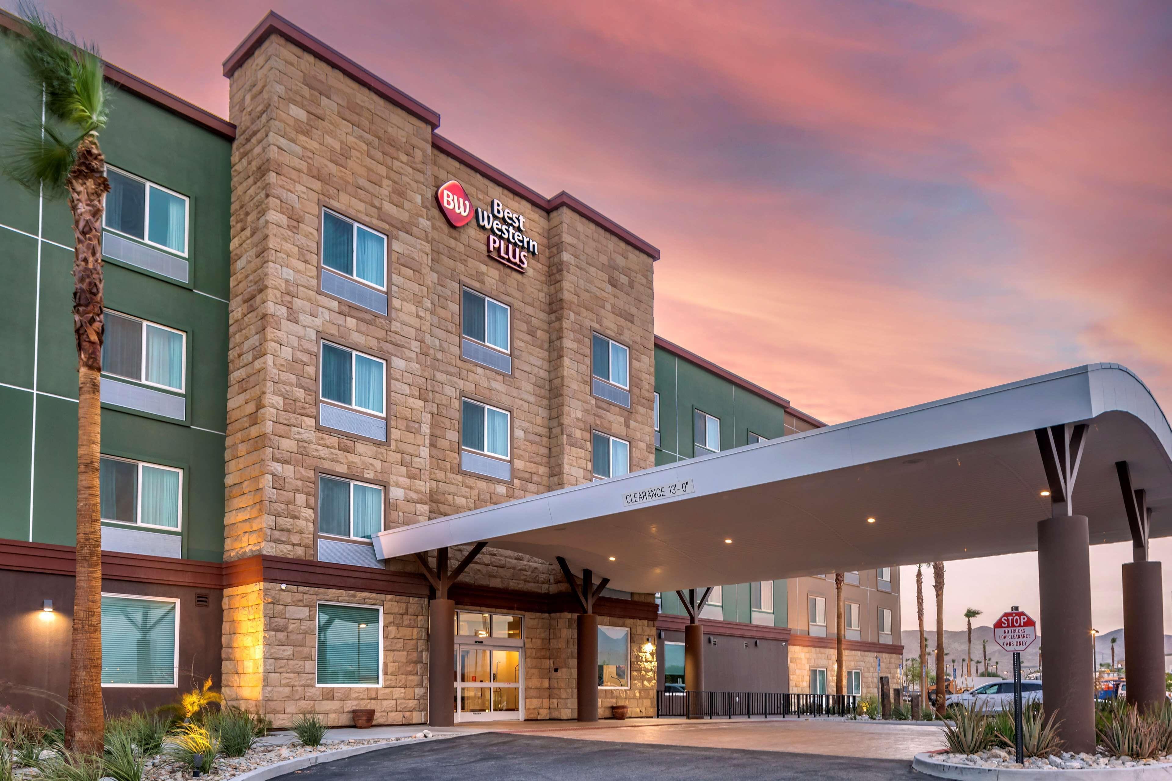 Staying Near Bloch Cancer Survivors Park: 5 Budget Hotels Compared