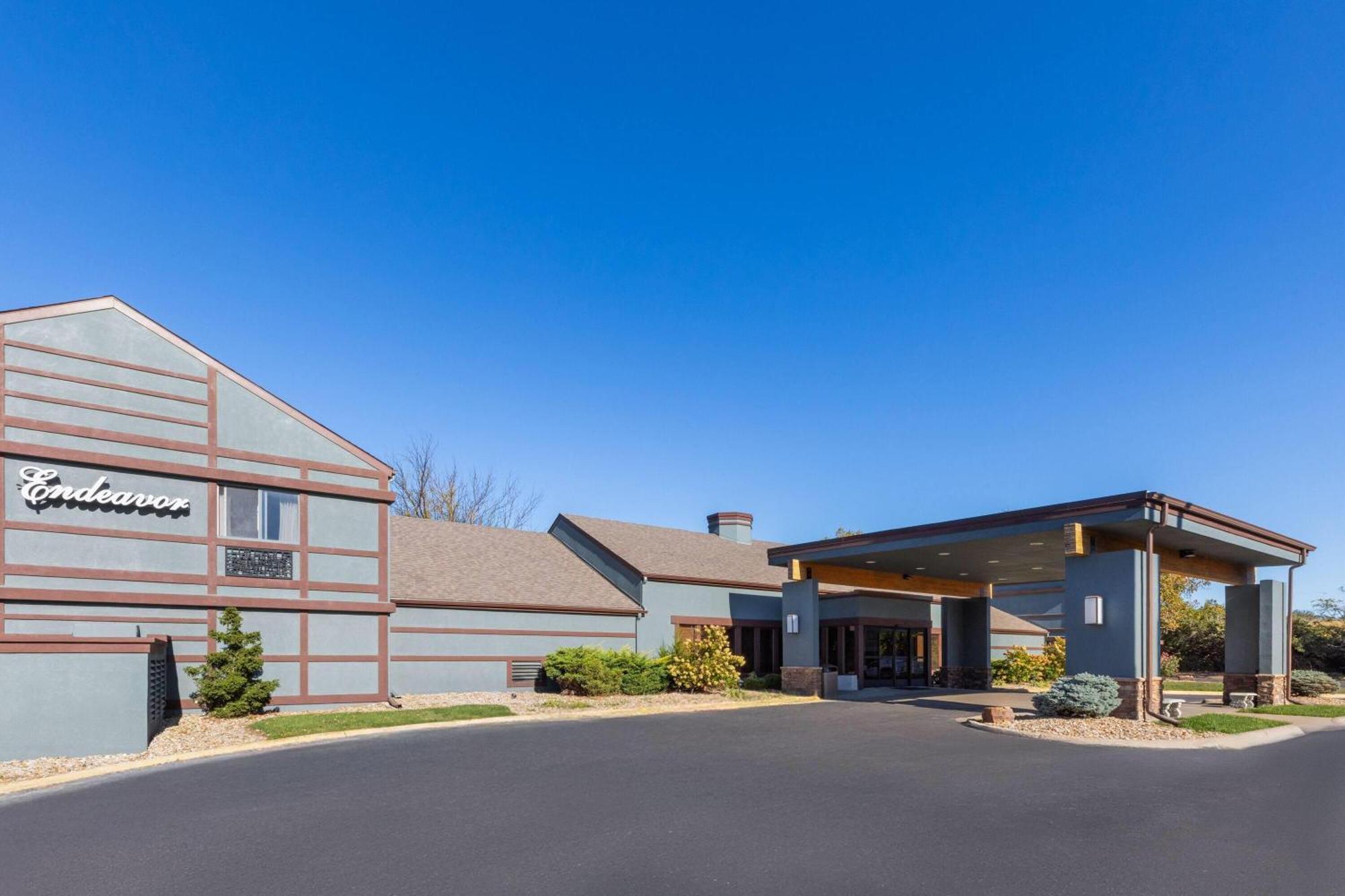 5 Business Hotels Near Stormont Vail Events Center Worth Booking