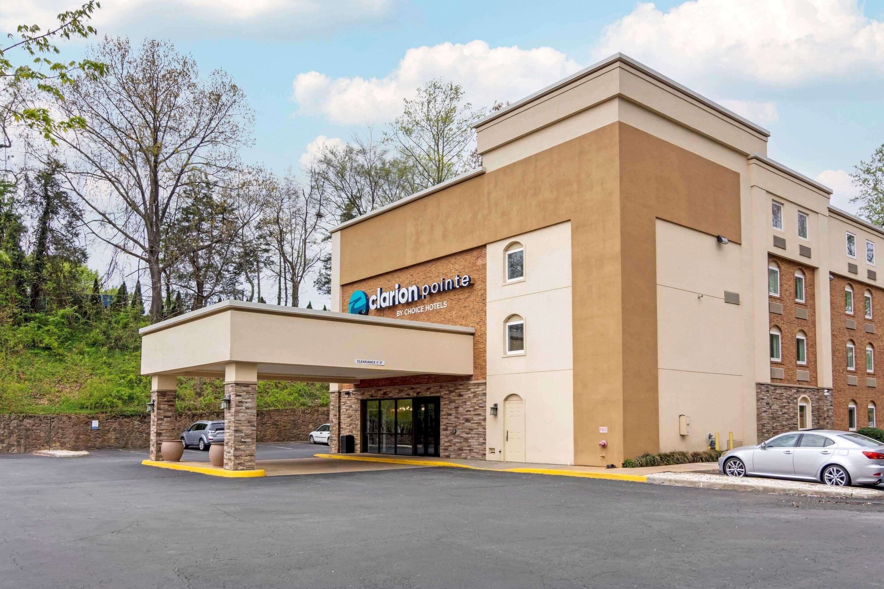 Staying Near Leander McCormick Observatory: 5 Hotels Compared