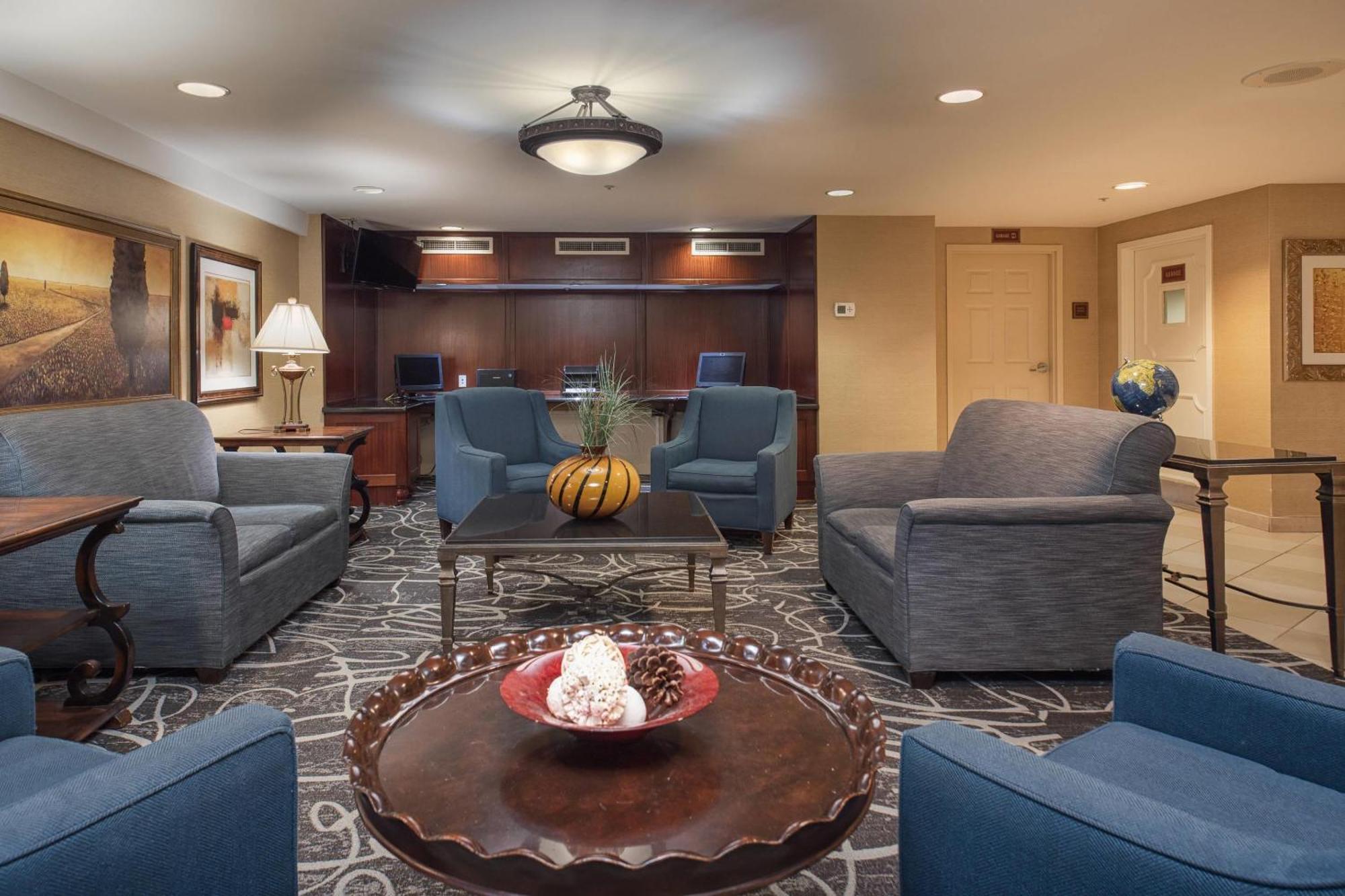 Staying Near National Archives Research Center: 8 Airport Hotels Compared