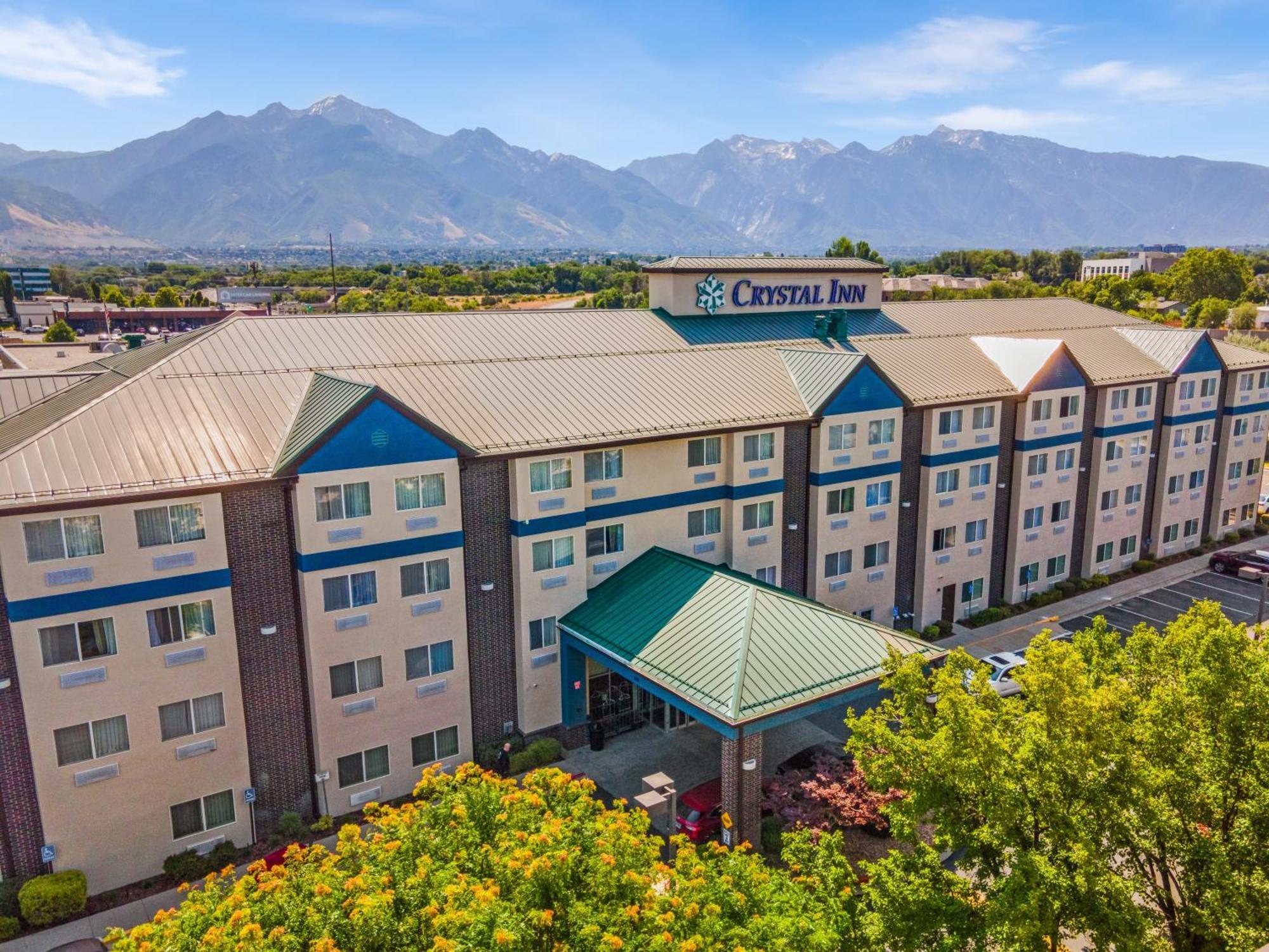 Staying Near Meadow Brook Golf Course: 5 Resorts Compared