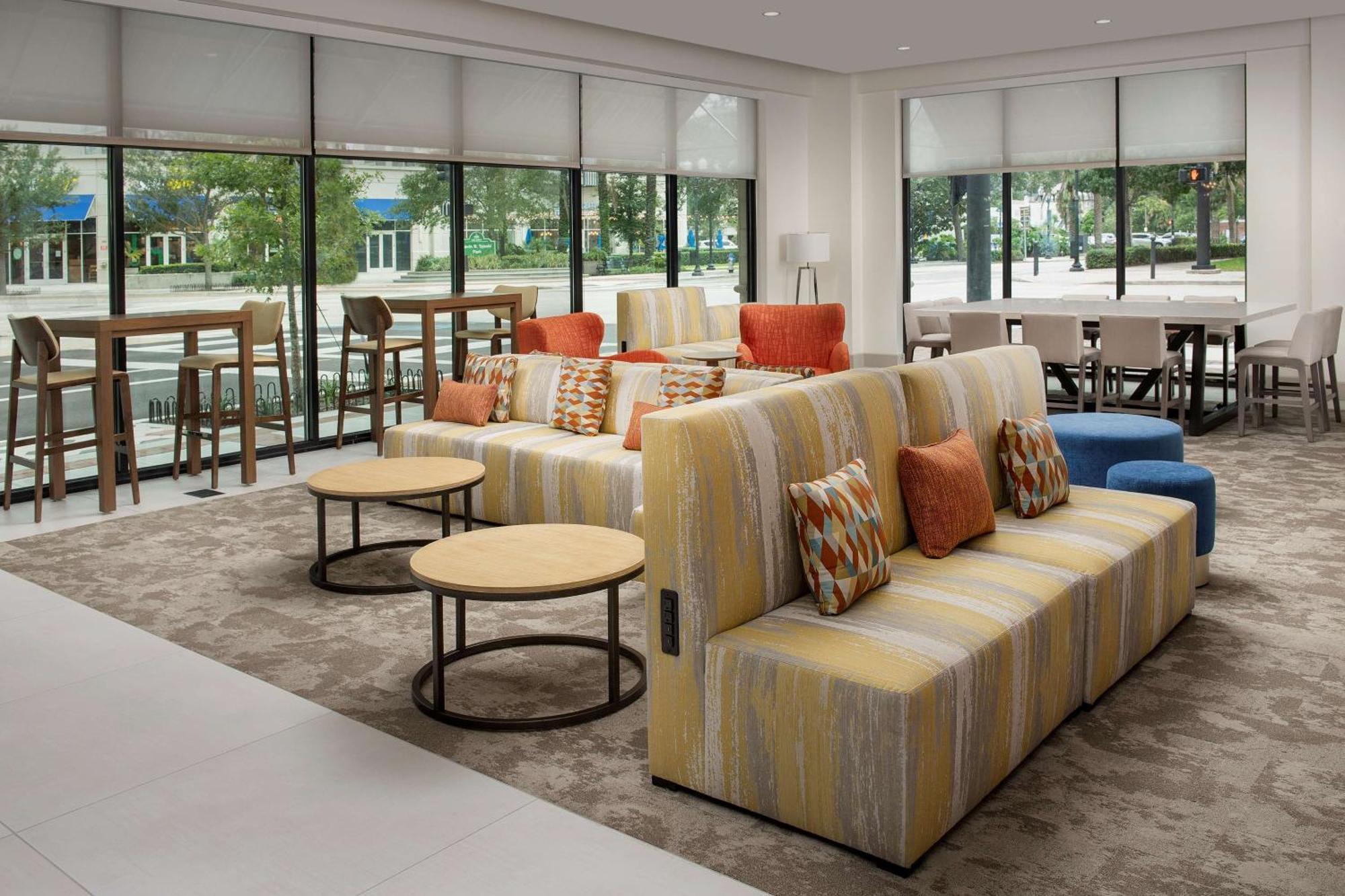 4 Business Hotels Close to Hollie Anna Shopping Center