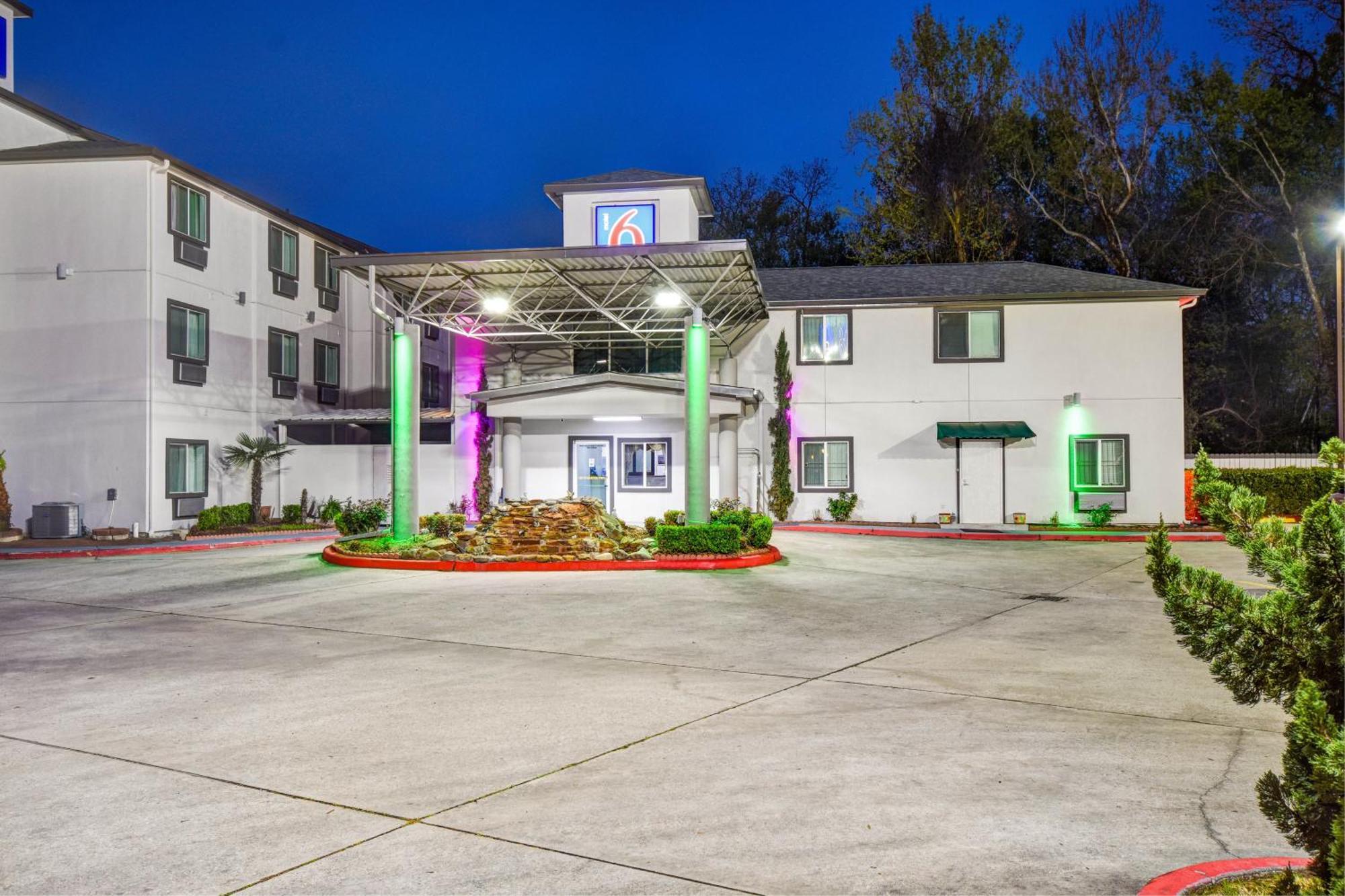 4 Golf Hotels Near Deerbrook for Easy Houston Access